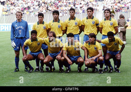 Brasile gruppo team line-up (BRA), 16 giugno 1990 - Calcio : Brasile team foto di gruppo (riga superiore - L a R) Taffarel, Jorginho, Mauro Galvão, Mozer, Ricardo Gomes, Branco, (riga inferiore - L a R) Muller, Alemao, Careca, Dunga e Valdo prima del 1990 FIFA World Cup Italia Group C match tra Brasile 1-0 Costa Rica allo Stadio delle Alpi a Torino, Italia. (Foto di Juha Tamminen/AFLO) (minimo prezzo : EUR100 per immagine) Foto Stock