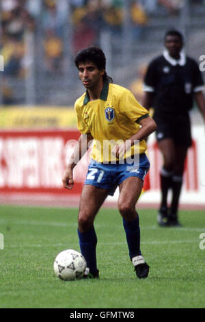 Mauro Galvão (BRA), 16 giugno 1990 - Calcio : 1990 FIFA World Cup Italia Group C match tra Brasile 1-0 Costa Rica allo Stadio delle Alpi a Torino, Italia. (Foto di Juha Tamminen/AFLO) (minimo prezzo : EUR100 per immagine) Foto Stock