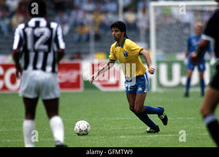 Mauro Galvão (BRA), 16 giugno 1990 - Calcio : 1990 FIFA World Cup Italia Group C match tra Brasile 1-0 Costa Rica allo Stadio delle Alpi a Torino, Italia. (Foto di Juha Tamminen/AFLO) (minimo prezzo : EUR100 per immagine) Foto Stock