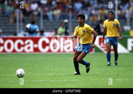Mauro Galvão (BRA), 16 giugno 1990 - Calcio : 1990 FIFA World Cup Italia Group C match tra Brasile 1-0 Costa Rica allo Stadio delle Alpi a Torino, Italia. (Foto di Juha Tamminen/AFLO) (minimo prezzo : EUR100 per immagine) Foto Stock