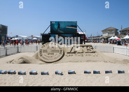 Huntington Beach, California, Stati Uniti d'America. 31 Luglio, 2016. I surfisti professionisti provenienti da tutto il mondo per la convergenza su Huntington Beach in California per il 2016 furgoni US Open di surf sulla luglio 31, 2016. Migliaia di appassionati di pranzo la spiaggia e il molo di testimoniare al mondo la concorrenza di classe. Credito: Craig Durling/ZUMA filo/Alamy Live News Foto Stock