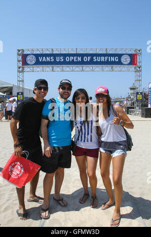 Huntington Beach, California, Stati Uniti d'America. 31 Luglio, 2016. I surfisti professionisti provenienti da tutto il mondo per la convergenza su Huntington Beach in California per il 2016 furgoni US Open di surf sulla luglio 31, 2016. Migliaia di appassionati di pranzo la spiaggia e il molo di testimoniare al mondo la concorrenza di classe. Credito: Craig Durling/ZUMA filo/Alamy Live News Foto Stock