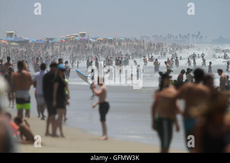 Huntington Beach, California, Stati Uniti d'America. 31 Luglio, 2016. I surfisti professionisti provenienti da tutto il mondo per la convergenza su Huntington Beach in California per il 2016 furgoni US Open di surf sulla luglio 31, 2016. Migliaia di appassionati di pranzo la spiaggia e il molo di testimoniare al mondo la concorrenza di classe. Credito: Craig Durling/ZUMA filo/Alamy Live News Foto Stock