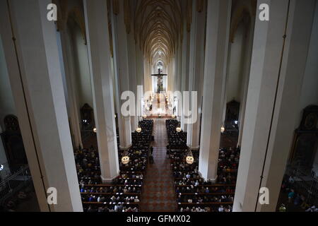 Monaco di Baviera, Germania. 31 Luglio, 2016. Funerale ospiti partecipanti in un oecumenical messa per le vittime del Monaco di Baviera riprese a Liebfrauendom a Monaco di Baviera, Germania, il 31 luglio 2016. Foto: Matthias esitano di fronte/dpa/Alamy Live News Foto Stock