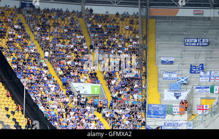 Dresden, Germania. Il 30 luglio, 2016. Gli appassionati di Everton comprese le loro bandiere in Dresden.pre stagione amichevole.Real Betis vs FC Everrton, .Dresda, DVV Stadium, Agosto 30, 2016 in Dresden Cup la Premier League team di Everton gioca contro la prima spagnolo laegue squadra di Real Betis e infine ha perso dopo i rigori. © Wolfgang Fehrmann/ZUMA filo/Alamy Live News Foto Stock