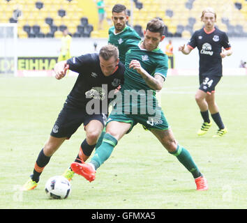 Dresden, Germania. Il 30 luglio, 2016. Da sinistra Tom sapientemente (Everton), Arouna Kone (Betis).pre stagione amichevole.Real Betis vs FC Everrton, .Dresda, DVV Stadium, Agosto 30, 2016 in Dresden Cup la Premier League team di Everton gioca contro la prima spagnolo laegue squadra di Real Betis e infine ha perso dopo i rigori. © Wolfgang Fehrmann/ZUMA filo/Alamy Live News Foto Stock