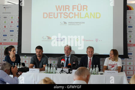 Berlino, Germania. 1 agosto, 2016. Marketa Marzoli, premere il portavoce del team tedesco per i Giochi Paralimpici (l-r), sprinter Heinrich Popow, il tedesco capo della missione Karl Quade, Friedhelm Julius Beucher, direttore della delegazione tedesca di Team paralimpico e nuotatore Maike Naomi Schnittger partecipando a una conferenza stampa sulla nomina del team tedesco per i Giochi Paralimpici di Rio de Janeiro a Otto Bock Science Center per la tecnologia medica a Berlino, Germania, 1 agosto 2016. Foto: WOLFGANG KUMM/dpa/Alamy Live News Foto Stock