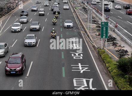 Shenzhen, Cina la provincia di Guangdong. 1 agosto, 2016. Polizia stradale di pattugliamento lungo la corsia carpool (HOV lane) a Shenzhen, Cina del sud della provincia di Guangdong, e il Agosto 1, 2016. © Mao Siqian/Xinhua/Alamy Live News Foto Stock