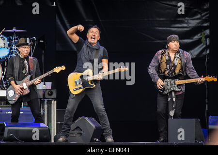 Zurigo Svizzera. Il 31 luglio 2016. Il cantante-cantautore BRUCE SPRINGSTEEN e la E Street Band suona dal vivo sul palco a Stadion Letzigrund durante l'ultimo spettacolo europeo di "il giro sul fiume 2016' Credit: Rodolfo Sassano/Alamy Live News Foto Stock