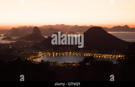 Agosto. 01 Ago, 2016. Vista generale di Rio de Janeiro durante il Sunrise dal punto di vista Vista Chinesa in Rio de Janeiro, Brasile, 01 Agosto, 2016. Rio 2016 Giochi Olimpici avranno luogo dal 05 al 21 agosto. Foto: Sebastian Kahnert/dpa/Alamy Live News Foto Stock