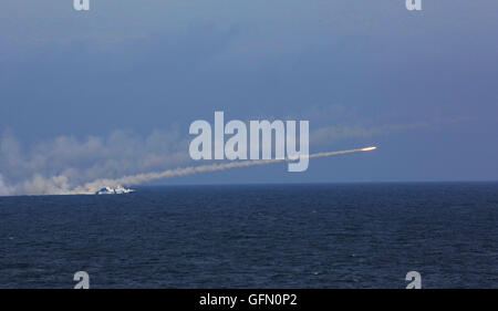 Ningbo. 1 agosto, 2016. Un anti-ship missile viene lanciato durante un trapano nel Mar della Cina orientale, Agosto 1, 2016. La marina militare cinese ha iniziato un trapano, che ha coinvolto decine di sparo di missili e siluri, nel Mar Cinese Orientale lunedì. Il trapano coinvolti aviazione navale forze, compresi i sommergibili, navi e truppe guardacoste. Credito: Wu Dengfeng/Xinhua/Alamy Live News Foto Stock