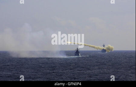 Ningbo. 1 agosto, 2016. Un anti-ship missile viene lanciato durante un trapano nel Mar della Cina orientale, Agosto 1, 2016. La marina militare cinese ha iniziato un trapano, che ha coinvolto decine di sparo di missili e siluri, nel Mar Cinese Orientale lunedì. Il trapano coinvolti aviazione navale forze, compresi i sommergibili, navi e truppe guardacoste. Credito: Wu Dengfeng/Xinhua/Alamy Live News Foto Stock