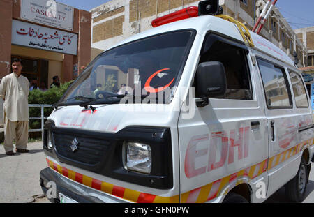 (160801) -- QUETTA(PAKISTAN), 1 Agosto, 2016 (Xinhua) -- Un ambulanza che porta il corpo di una vittima arriva in un ospedale nel sud-ovest del Pakistan Quetta su Agosto 1, 2016. Almeno due musulmani sciiti sono stati uccisi da uomini armati hanno aperto il fuoco su di un auto-rickshaw a Quetta lunedì, i media locali hanno riferito. (Xinhua/Asad) (SXK) Foto Stock