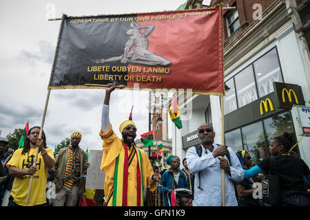Londra, Regno Unito. Il 1 agosto, 2016. Afrikan annuale Giornata di emancipazione riparazioni marzo di Brixton, Sud Londra Credito: Guy Corbishley/Alamy Live News Foto Stock