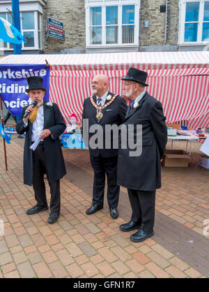 Redcar, North Yorkshire, Regno Unito. Il 1 agosto, 2016. Celebrazione della Giornata dello Yorkshire con il sindaco di Redcar Assessore Barry Hunt affiancato da due attori nella parte del XIX secolo Henry Ironmasters Bolckow e John Vaughan fondatori dell'industria del ferro su Teesside. Attore Chris Foote-Wood, fratello del tardo attrice Victoria Wood, (sinistra) giocando Bolckow legge il Yorkshire Dichiarazione di integrità, che Yorkshire consiste in tre circoscrizioni e la città di York e dichiara fedeltà alla Regina. Credito: Pietro Giordano NE/Alamy Live News Foto Stock