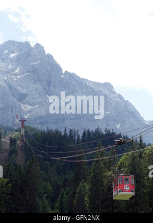 Un carrello della Eibsee Funivia rides alla stazione a valle a Eibsee, Germania, 21 luglio 2016. La vettura si arrampica tra la stazione di base a Eibsee e la stazione di montagna al Zugspitze picco di 2000 metri che rende l'antenna auto con il maggior dislivello entro una sezione nel mondo. L'operatore è la Bayerische Zugspitzbahn Bergbahn AG (BZB), una controllata di Gemeindewerke Garmisch-Partenkirchen. Il cavo esistente per auto è di essere sostituito da un moderno e linea di grandi dimensioni. La corrente infastructire rimarrà solo in luogo fino a maggio 2017. Foto: Alexandra Schuler/dpa -N WI Foto Stock