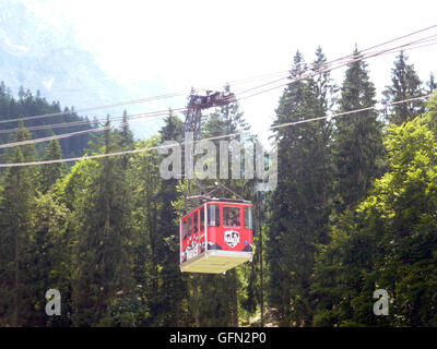 Un carrello della Eibsee Funivia rides alla stazione a valle a Eibsee, Germania, 21 luglio 2016. La vettura si arrampica tra la stazione di base a Eibsee e la stazione di montagna al Zugspitze picco di 2000 metri che rende l'antenna auto con il maggior dislivello entro una sezione nel mondo. L'operatore è la Bayerische Zugspitzbahn Bergbahn AG (BZB), una controllata di Gemeindewerke Garmisch-Partenkirchen. Il cavo esistente per auto è di essere sostituito da un moderno e linea di grandi dimensioni. La corrente infastructire rimarrà solo in luogo fino a maggio 2017. Foto: Alexandra Schuler/dpa -N WI Foto Stock
