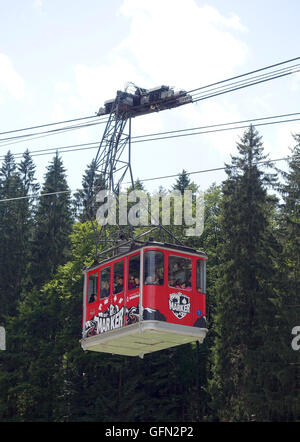 Un carrello della Eibsee Funivia rides alla stazione a valle a Eibsee, Germania, 21 luglio 2016. La vettura si arrampica tra la stazione di base a Eibsee e la stazione di montagna al Zugspitze picco di 2000 metri che rende l'antenna auto con il maggior dislivello entro una sezione nel mondo. L'operatore è la Bayerische Zugspitzbahn Bergbahn AG (BZB), una controllata di Gemeindewerke Garmisch-Partenkirchen. Il cavo esistente per auto è di essere sostituito da un moderno e linea di grandi dimensioni. La corrente infastructire rimarrà solo in luogo fino a maggio 2017. Foto: Alexandra Schuler/dpa -N WI Foto Stock