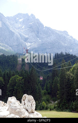 Un carrello della Eibsee Funivia rides alla stazione a valle a Eibsee, Germania, 21 luglio 2016. La vettura si arrampica tra la stazione di base a Eibsee e la stazione di montagna al Zugspitze picco di 2000 metri che rende l'antenna auto con il maggior dislivello entro una sezione nel mondo. L'operatore è la Bayerische Zugspitzbahn Bergbahn AG (BZB), una controllata di Gemeindewerke Garmisch-Partenkirchen. Il cavo esistente per auto è di essere sostituito da un moderno e linea di grandi dimensioni. La corrente infastructire rimarrà solo in luogo fino a maggio 2017. Foto: Alexandra Schuler/dpa -N WI Foto Stock