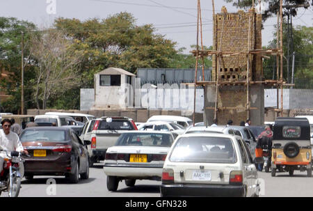 Un gran numero di veicoli bloccati nel traffico a causa della costruzione del lavoro della polizia stradale controllare post a Circular Road a Quetta, Lunedì 01 Agosto, 2016. Foto Stock