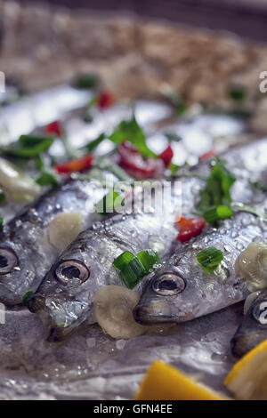 Sarde fresche pronto per la cottura alla griglia Foto Stock