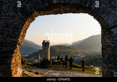 Spitz an der Donau: Red Gate e santuario che guarda ai vigneti di Spitz e il Danubio, vigneto, Austria, Niederösterreich, Lowe Foto Stock