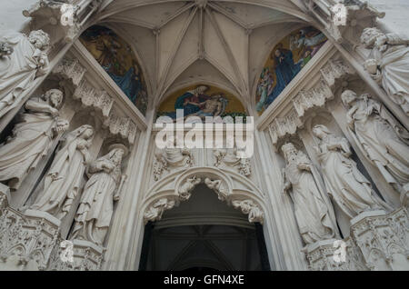 Portico di Maria am Gestade (Maria sulla Riva) Chiesa, Vienna, Austria Foto Stock