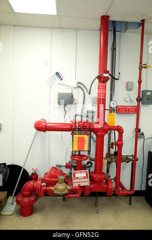 Tubi geometrica, valvole e regolatori per i sistemi sprinkler automatici di un materasso di retail store. Roseville Minnesota MN USA Foto Stock