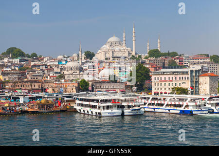 Istanbul, Turchia - 1 Luglio 2016: Cityscape con navi passeggeri in Golden Horn un importante via navigabile urbano e l'ingresso primario di t Foto Stock