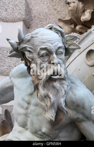 Potere sul mare scultura di Rudolf Weyr presso il palazzo Hofburg di Vienna Foto Stock