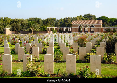 Anzio, Lazio, Italia. La seconda guerra mondiale la British Cimitero di Guerra di Anzio. Esso contiene 1.056 sepolture del Commonwealth della Seconda Guerra Mondiale, 1,053 British, canadese, neozelandese e Sud Africani. Il 22 gennaio 1944, gli alleati hanno tentato di rompere la linea Gustav: essi sbarcati dietro le linee tedesche, rivolta verso il nemico della forte opposizione. La posizione della seconda guerra mondiale British Cimitero di Guerra di Anzio è stato scelto poco dopo, le tombe risalgono ai giorni che seguirono lo sbarco. Foto Stock