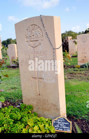 Anzio, Lazio, Italia. La seconda guerra mondiale la British Cimitero di Guerra di Anzio. Una tomba con epitaffio : la ricerca per trovare un luogo degli eroi del resto Giovanni, Martin 2008. Esso contiene 1.056 sepolture del Commonwealth della Seconda Guerra Mondiale, 1,053 British, canadese, neozelandese e Sud Africani. Il 22 gennaio 1944, gli alleati hanno tentato di rompere la linea Gustav: essi sbarcati dietro le linee tedesche, rivolta verso il nemico della forte opposizione. La posizione della seconda guerra mondiale British Cimitero di Guerra di Anzio è stato scelto poco dopo, le tombe risalgono ai giorni che seguirono lo sbarco. Foto Stock