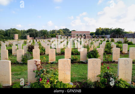 Anzio, Lazio, Italia. La seconda guerra mondiale la British Cimitero di Guerra di Anzio. Esso contiene 1.056 sepolture del Commonwealth della Seconda Guerra Mondiale, 1,053 British, canadese, neozelandese e Sud Africani. Il 22 gennaio 1944, gli alleati hanno tentato di rompere la linea Gustav: essi sbarcati dietro le linee tedesche, rivolta verso il nemico della forte opposizione. La posizione della seconda guerra mondiale British Cimitero di Guerra di Anzio è stato scelto poco dopo, le tombe risalgono ai giorni che seguirono lo sbarco. Foto Stock