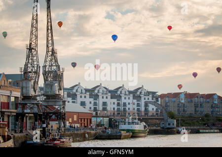 Paesaggio di mongolfiere su flottante il Bristol Harbourside Foto Stock