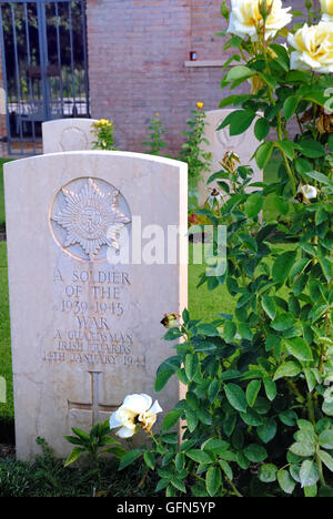 Anzio, Lazio, Italia. La seconda guerra mondiale la British Cimitero di Guerra di Anzio. Esso contiene 1.056 sepolture del Commonwealth della Seconda Guerra Mondiale, 1,053 British, canadese, neozelandese e Sud Africani. Il 22 gennaio 1944, gli alleati hanno tentato di rompere la linea Gustav: essi sbarcati dietro le linee tedesche, rivolta verso il nemico della forte opposizione. La posizione della seconda guerra mondiale British Cimitero di Guerra di Anzio è stato scelto poco dopo, le tombe risalgono ai giorni che seguirono lo sbarco. Foto Stock