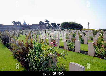 Anzio, Lazio, Italia. La seconda guerra mondiale la British Cimitero di Guerra di Anzio. Esso contiene 1.056 sepolture del Commonwealth della Seconda Guerra Mondiale, 1,053 British, canadese, neozelandese e Sud Africani. Il 22 gennaio 1944, gli alleati hanno tentato di rompere la linea Gustav: essi sbarcati dietro le linee tedesche, rivolta verso il nemico della forte opposizione. La posizione della seconda guerra mondiale British Cimitero di Guerra di Anzio è stato scelto poco dopo, le tombe risalgono ai giorni che seguirono lo sbarco. Foto Stock