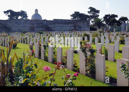 Anzio, Lazio, Italia. La seconda guerra mondiale la British Cimitero di Guerra di Anzio. Esso contiene 1.056 sepolture del Commonwealth della Seconda Guerra Mondiale, 1,053 British, canadese, neozelandese e Sud Africani. Il 22 gennaio 1944, gli alleati hanno tentato di rompere la linea Gustav: essi sbarcati dietro le linee tedesche, rivolta verso il nemico della forte opposizione. La posizione della seconda guerra mondiale British Cimitero di Guerra di Anzio è stato scelto poco dopo, le tombe risalgono ai giorni che seguirono lo sbarco. Foto Stock