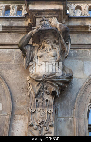 Atlante del barocco in stile Chinese-Japanese sul Palazzo Giapponese (Japanisches Palais) a Dresda in Sassonia, Germania. Foto Stock