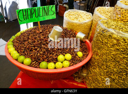 Lagunilla Mercato in Città del Messico. Cavallette fritte e semi per la vendita come snack. Foto Stock