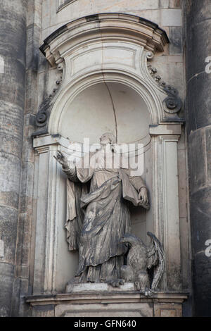 San Giovanni Evangelista. Statua barocca sulla Cattedrale di Dresda (Hofkirche) a Dresda in Sassonia, Germania. Foto Stock