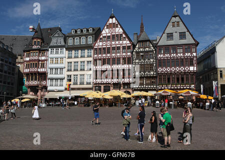 I turisti nella parte anteriore del ricostruito tipiche case a graticcio del Ostzeile presso il Romerberg in Frankfurt am Main, Germania. Foto Stock