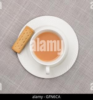 Guardando verso il basso su una tazza di tè e biscotti frollini. Foto Stock