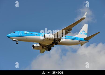 Una KLM Royal Dutch Airlines Boeing 737 sull approccio finale all'aeroporto di Glasgow, Scotland, Regno Unito Foto Stock