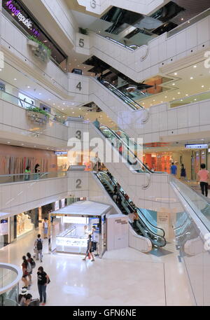 La gente acquista presso Wisma Atria shopping mall di Singapore. Foto Stock