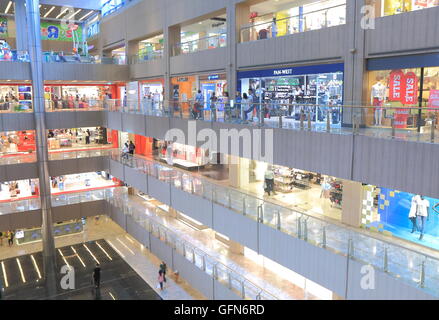 La gente acquista presso il Paragon Shopping Mall Orchard road a Singapore. Foto Stock