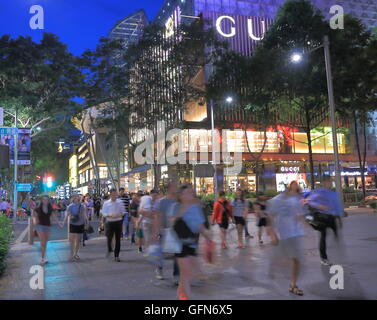 La gente a piedi su Orchard Road di notte a Singapore. Foto Stock