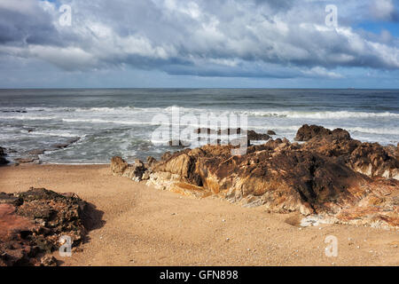 Spiaggia con rocce dall'Oceano Atlantico in Foz do Douro, Porto, Portogallo, Europa Foto Stock