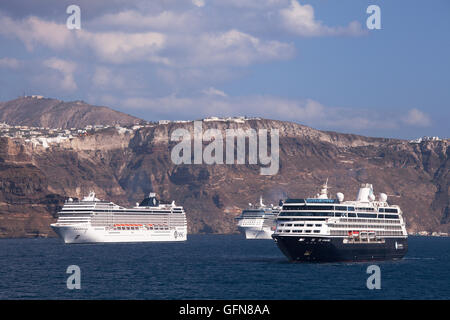 Navi da crociera che sono ancorate al largo di Santorini Island, Grecia Foto Stock