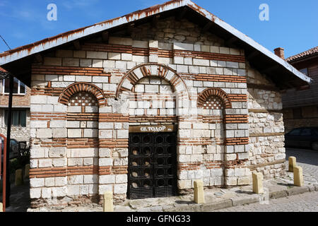 NESSEBAR, Bulgaria - 7 Maggio 2011: l'antica chiesa di San Todor sulla piccola strada nella vecchia città di Nessebar, Bulgaria Foto Stock