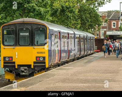 I passeggeri si affrettano lungo la piattaforma a bordo della Great Western (Barnstaple) Treno in attesa di discostarsi da Exmouth stazione. Foto Stock